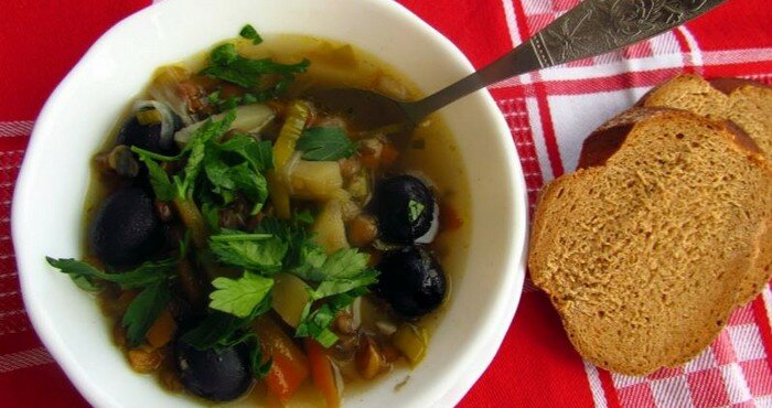 Чечевичный суп с добавлением маслин