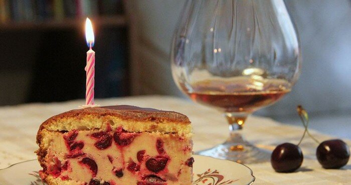 Подарочный торт для мужчины на день рождения с вишней и коньяком