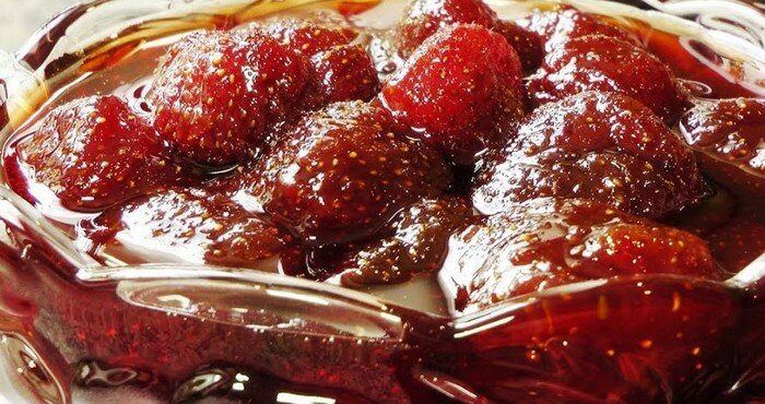 Варенье из клубники с целыми ягодами на сковороде