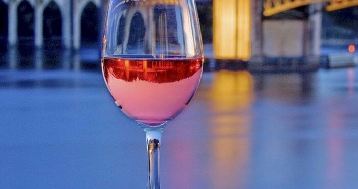 нежное вино с розоватым оттенком