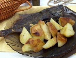 вкусная рыба с запеченным картофелем