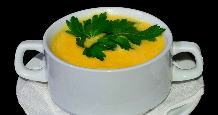 яркий суп с сыром и куркумой