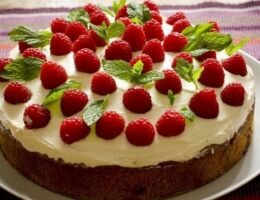 вкусный торт с ягодами и мятой