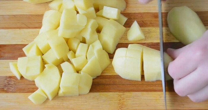Очистить и нарезать картофель