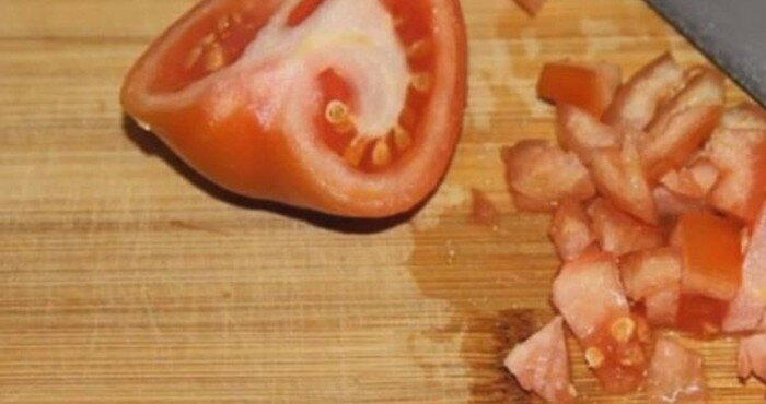 вымытый, нарезанный тонким ломтиком помидор