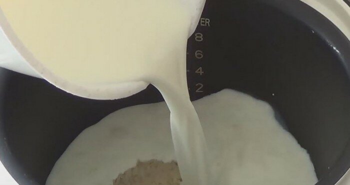 Залить подготовленный рис молоком