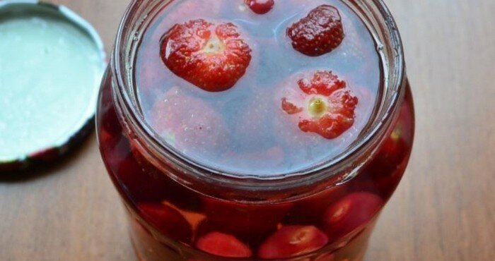 насыщенный напиток с ягодами