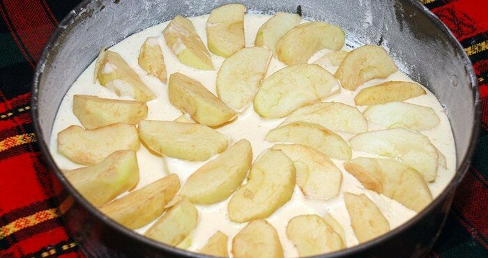 выкладка яблок на тесто
