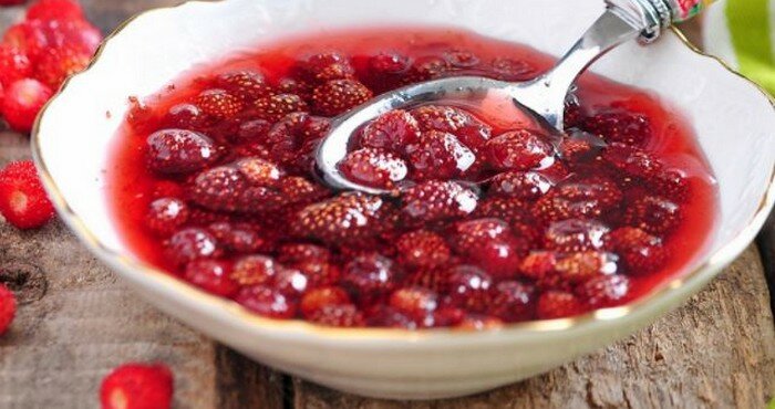 сладкий десерт из садовых ягод