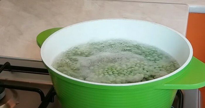 зеленые бобы в кипящей воде