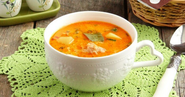 яркий суп из консервов в томате