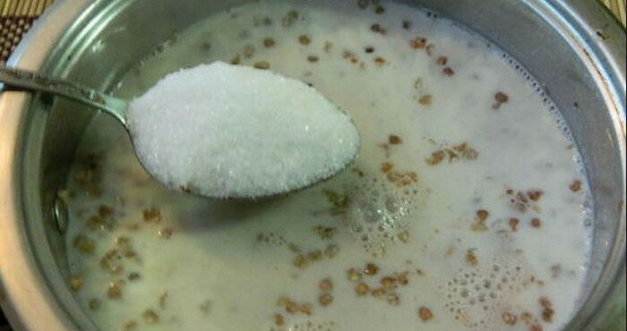 добавка молока и сахара в кашу