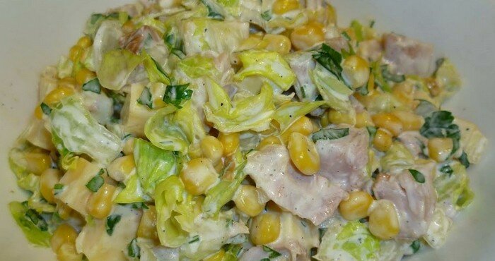 простой и вкусный салат с кукурузой