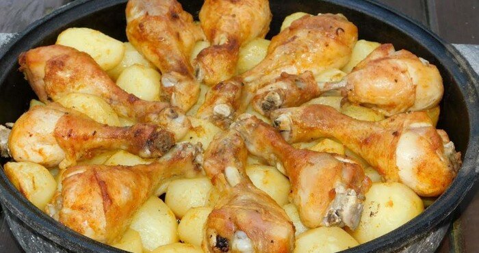 обжаренная курица с картошкой