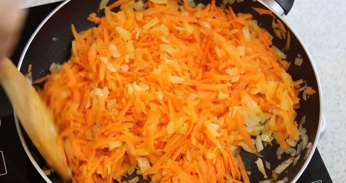 обжарка лука с морковью