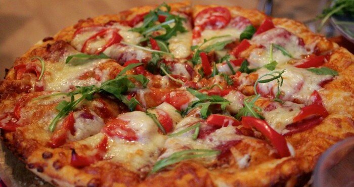 домашняя пицца с томатами