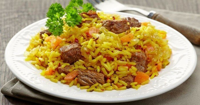 вкусное блюдо из риса и говядины
