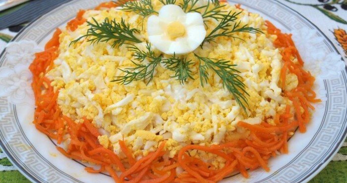 сытный салат с корейской морковью и курицей