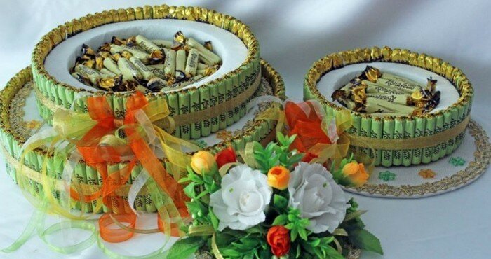 яркий торт из конфет с цветами