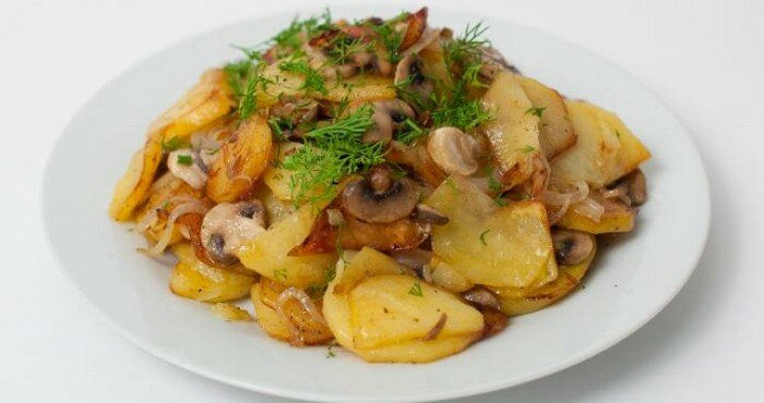 ароматное блюдо с грибами и зеленью