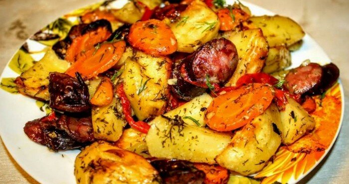 яркое блюдо с овощами и колбасой