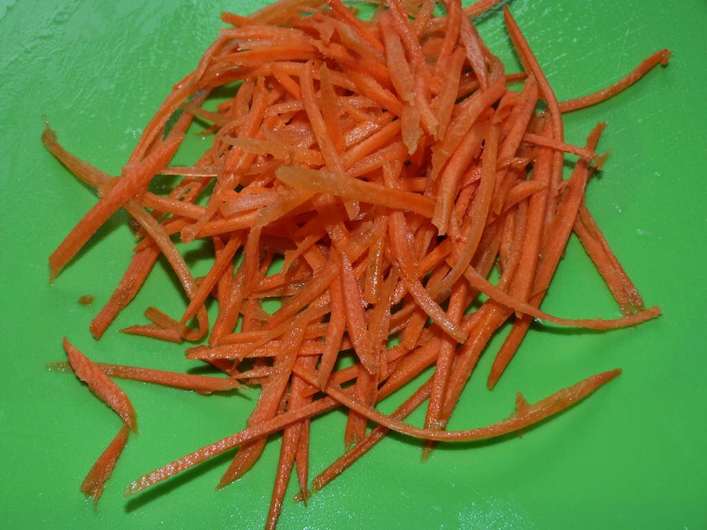 Салат из фунчозы, огурцов и болгарского перца с морковью
