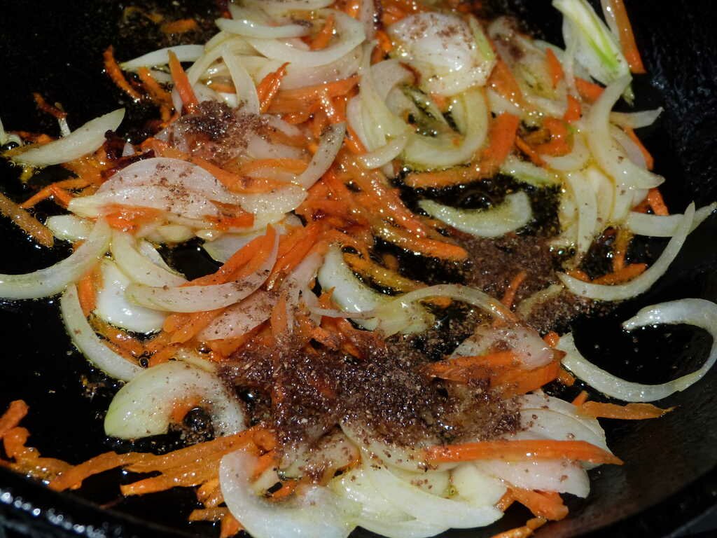 Салат из фунчозы, огурцов и болгарского перца с морковью